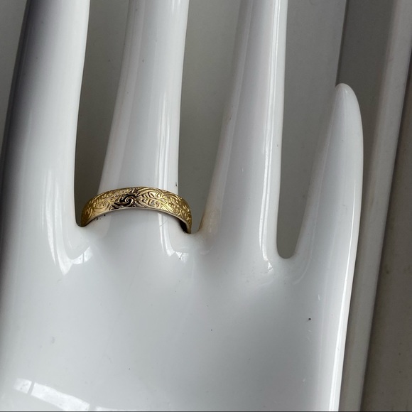 Vintage faux pearls and gold tone etched band ring. Size 7 adjustable. Used. - Picture 2 of 10